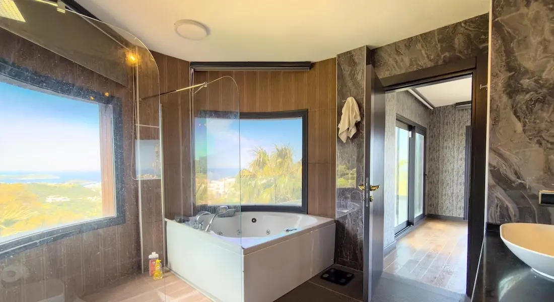 Jacuzzi bathroom